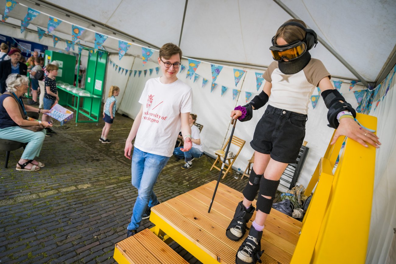 Ervaren hoe het is om opa of oma te zijn door in een verouderingspak een parcours af te leggen - Expeditie NEXT 2024 in Zutphen