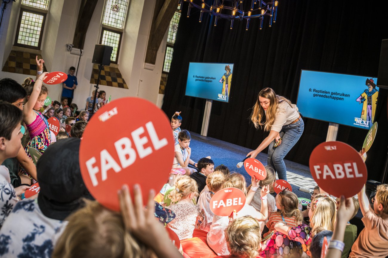 Sterrin Smalbrugge tijdens de Feit of Fabelshow - Expeditie NEXT 2024 in Zutphen