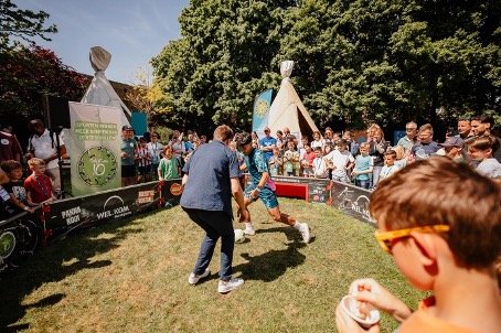 Klaas van Kruistum en Appie Aurag tijdens de panna-challenge