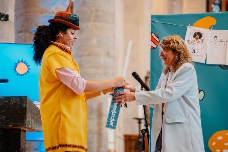 Professor Nova Next en burgermeester Jeltje Hoekstra-Sikkema van Enkhuizen