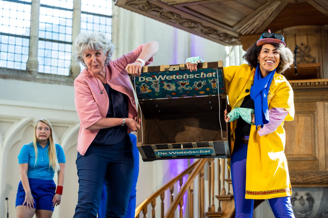 Wethouder Willemien Treurniet van Middelburg en professor Nova Next met de lege Wetenschat - Expeditie NEXT 2023 in Middelburg.