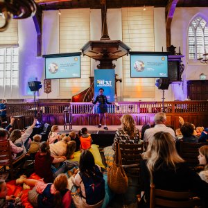 Een kerk vol met kinderen tijdens Expeditie NEXT