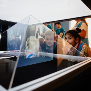 Een meisje kijkt naar een hologram