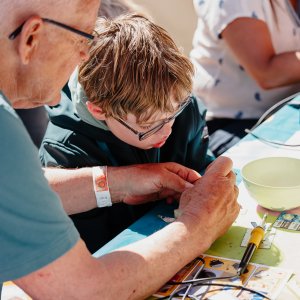 Een jongen werkt aan een technisch project