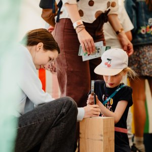 Een kindje doet een experiment
