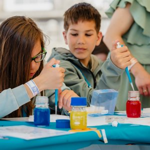 Kinderen doen een experiment met pipetjes