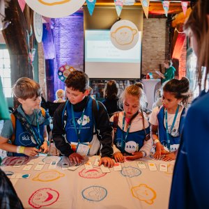 Kinderen werken samen in een spel