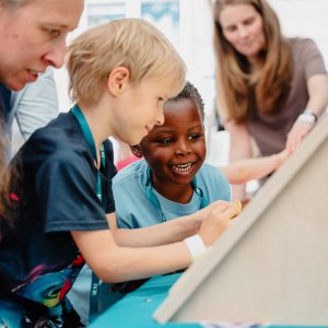 Kinderen doen samen een spel
