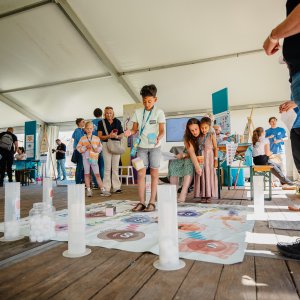 Kinderen lopen over gekleurde vlakjes en doen een spel