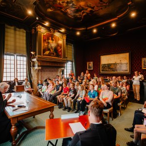 Kinderen luisteren in een raadszaal