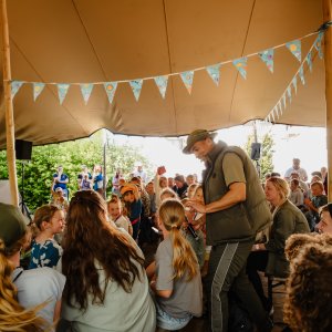Wildebras presenteert tussen de kinderen tijdens zijn show