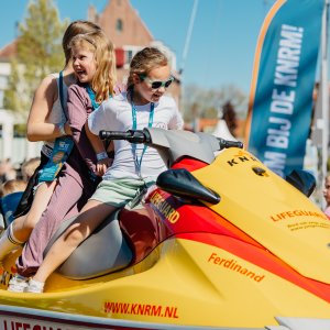 Kinderen op een waterscooter