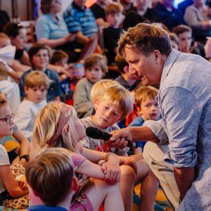 Klaas van Kruistem vraagt iets aan de kinderen